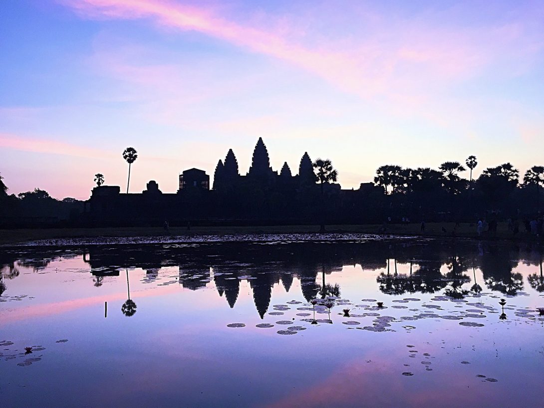 Inspirerande Bilder För Att Besöka Angkor Wat i Kambodja Bland det häftigaste jag någonsin har gjort i hela mitt liv är att ha besökt Angkor Wat i Kambodja. Det här var verkligen något speciellt och med dessa bilder hoppas jag kunna inspirera dig till att också vilja åka till Angkor Wat som ligger i staden Siem Reap i Kambodja.  Jag har skrivit en egen resguide till huvudstaden Phnom Penh i Kambodja som du hittar HÄR och och en resguide med sightseeingtips på saker att se och gör i Kambodja. Den hittar du HÄR :) Här är mina inspirerande bilder till Angkor Wat i Kambodja